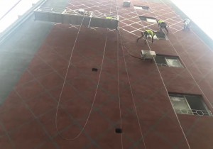 外墙翻新专家【飞天匠】浅谈外墙涂料施工是否需要抗碱底漆